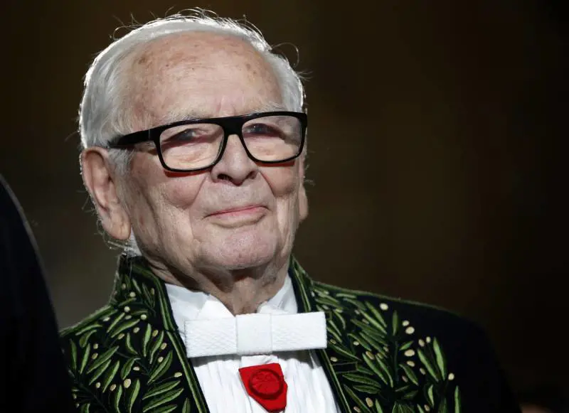 La moda piange Cardin. Lo stilista del futuro venuto dalla campagna. Riempì gli abiti di genio e conquistò Parigi