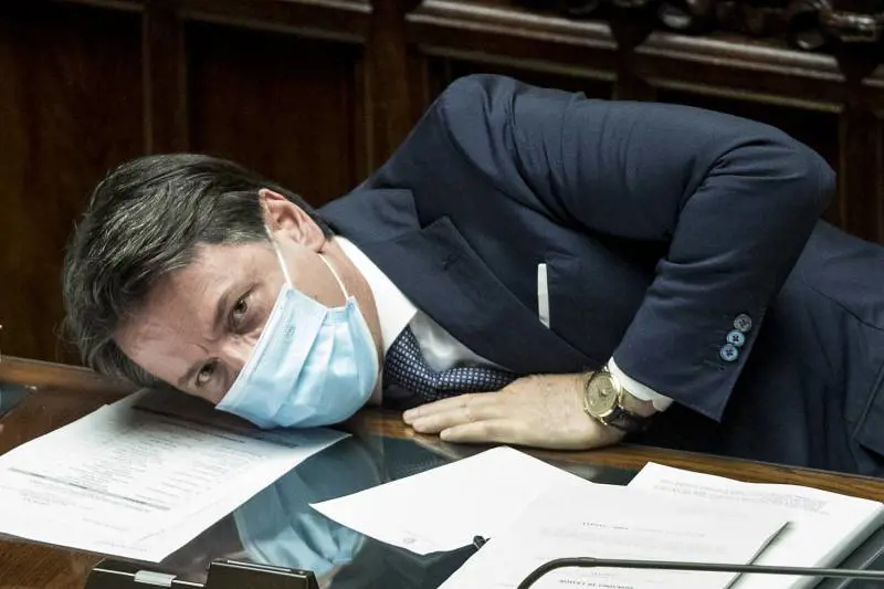 M5s e Pd osservano la rissa senza fiatare. Se si schierano rischiano di spaccarsi