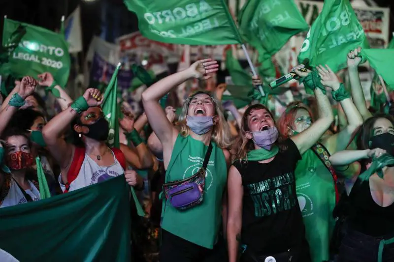 Argentina, aborto legale. Vittoria delle femministe. Battuto Papa Francesco