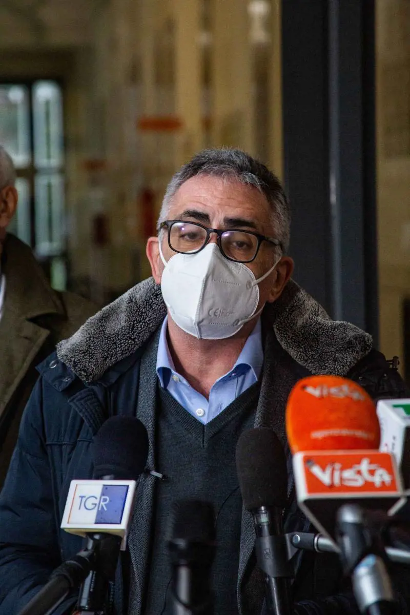 E l'Italia ora teme di restare indietro. L'ultima l'ipotesi: distanziare le dosi