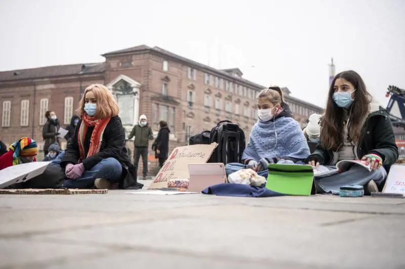 Studenti, ritorno in aula ma soltanto a singhiozzo. Prof: dad fino a fine anno