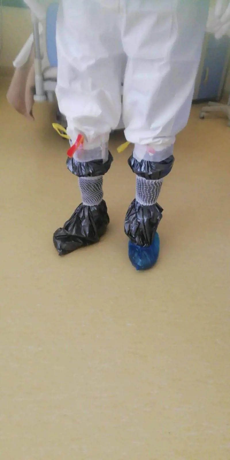 Così la Puglia umilia la sanità: buste della spazzatura ai piedi degli operatori sanitari
