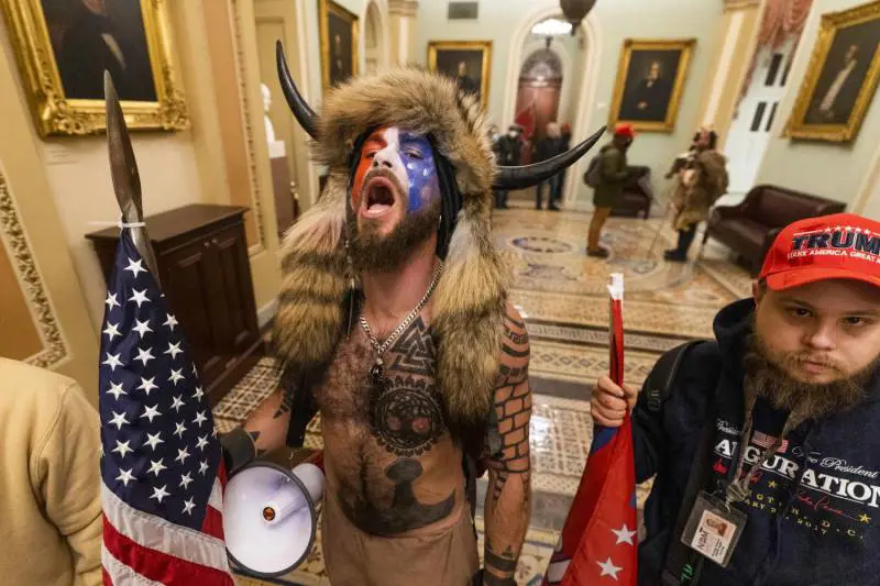 "Lo sciamano è italoamericano". Il giochino radical contro l'Italia