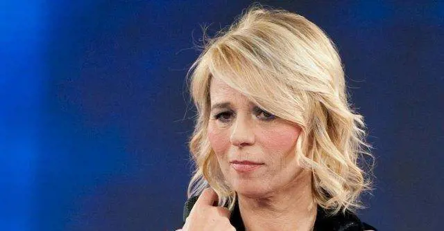 "Ma perché si abbracciano tutti?". La polemica (sbagliata) sulla De Filippi