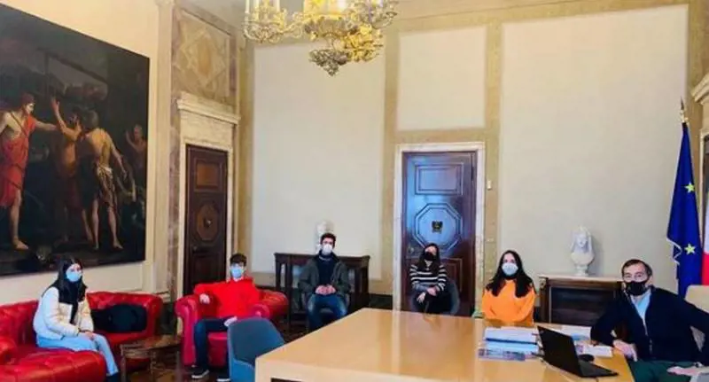 Sala riceve 5 liceali: "Soluzione mista a scuola"