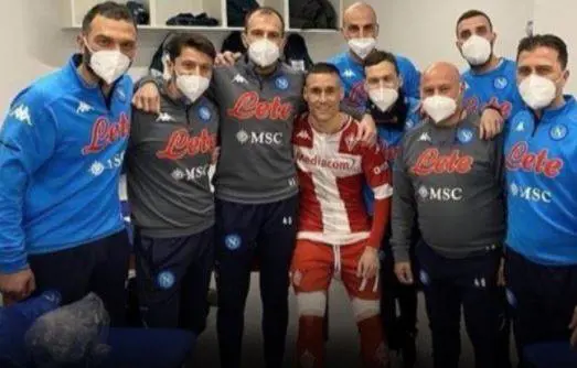 Callejon e la foto ricordo nello spogliatoio del Napoli: bufera sullo spagnolo