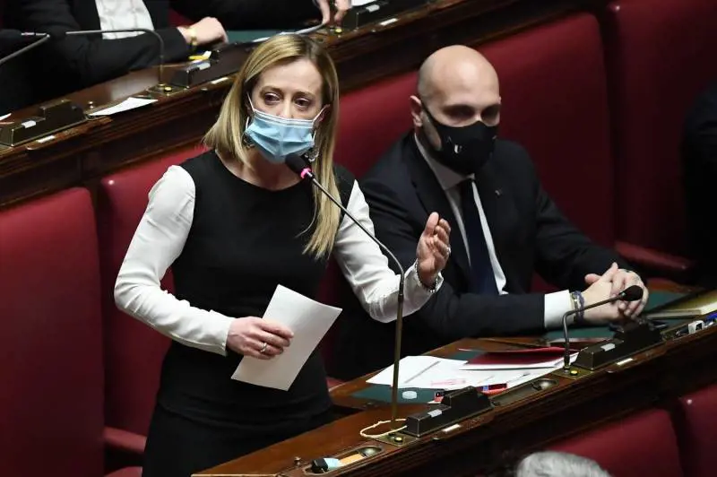 Ira FI su Conte: "Dimettiti" E la Meloni lo fulmina: "Mercimonio vergognoso"