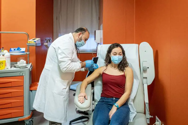 Vaccini, ospedali in allarme. "Bisogna rivedere il piano"