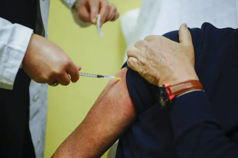 L'ipotesi di piano B: anticipare i giovani con la cura Oxford (e 50mila medici)