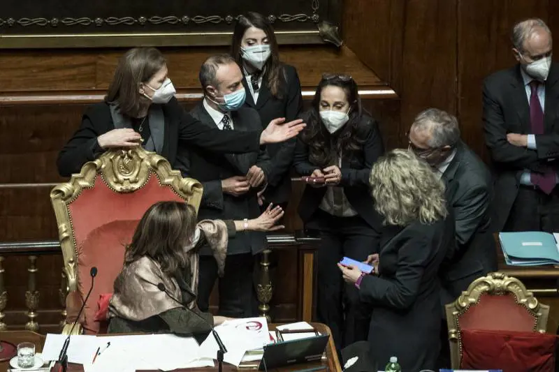 "Giuseppe, siamo bassi...". Cosa c'è dietro il voto in extremis dei voltagabbana