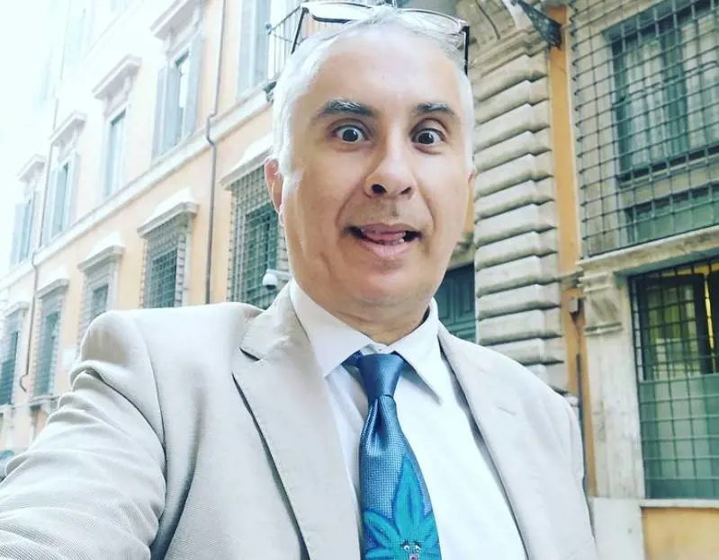 L'ironia del web su Lello Ciampolillo: "Quando la cravatta...."