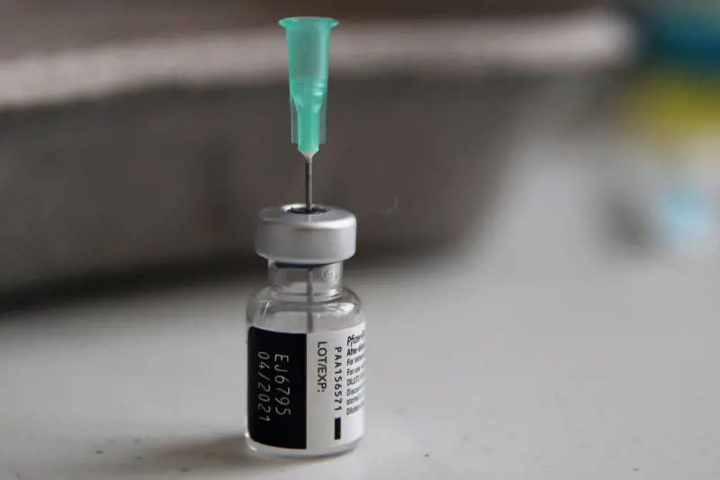 Dopo il fallimento, la Francia fa da sé: Sanofi può diventare produttore per altri