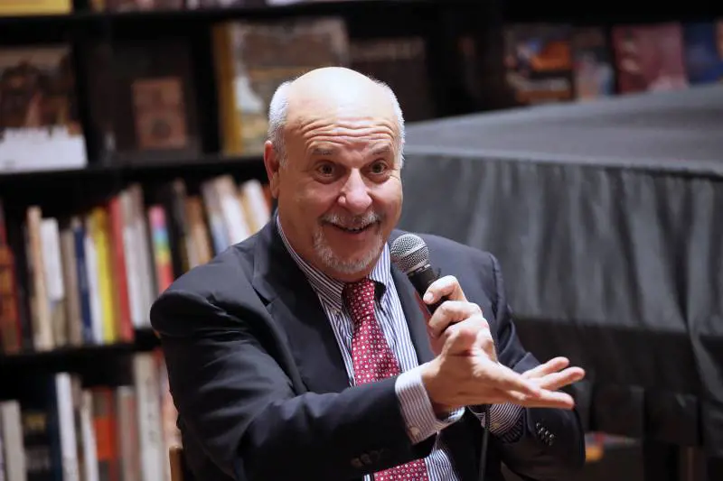 "Preconcetti sul Meridione, giudizi offensivi". Alan Friedman nella bufera