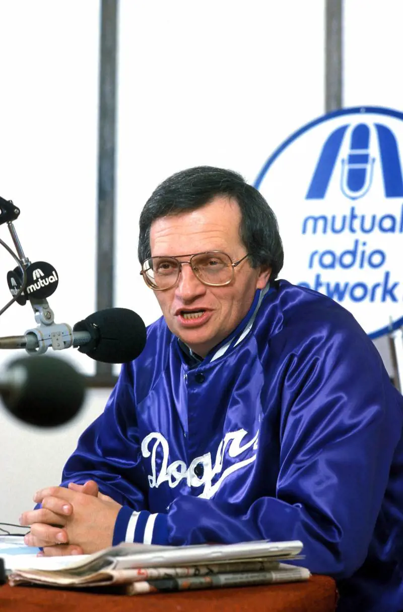 Morto Larry King, il giornalista in bretelle. Ha intervistato tutti i potenti del mondo