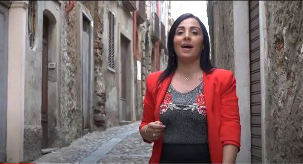 La folle difesa della cantante: "Sparate alla polizia? È cultura". E scoppia il caso sulla musica