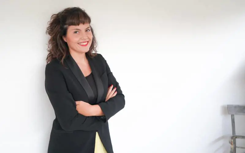 E la Raggi imbarca l'amica esperta di burlesque
