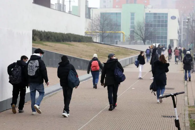 Gli studenti tornano a scuola. Nel caos