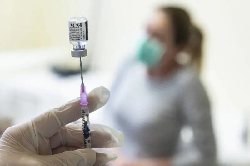 La spinta di Berlino. "Altre dosi Pfizer". Briciole per l'Italia: solo 700mila fiale