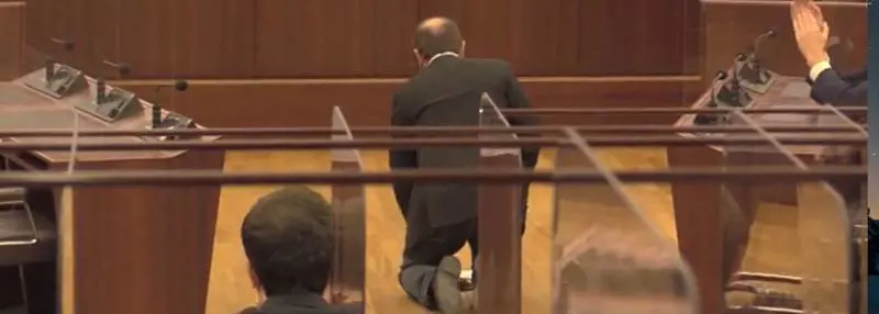 "In ginocchio", "Una vergogna" La "violenza rossa" su Fontana