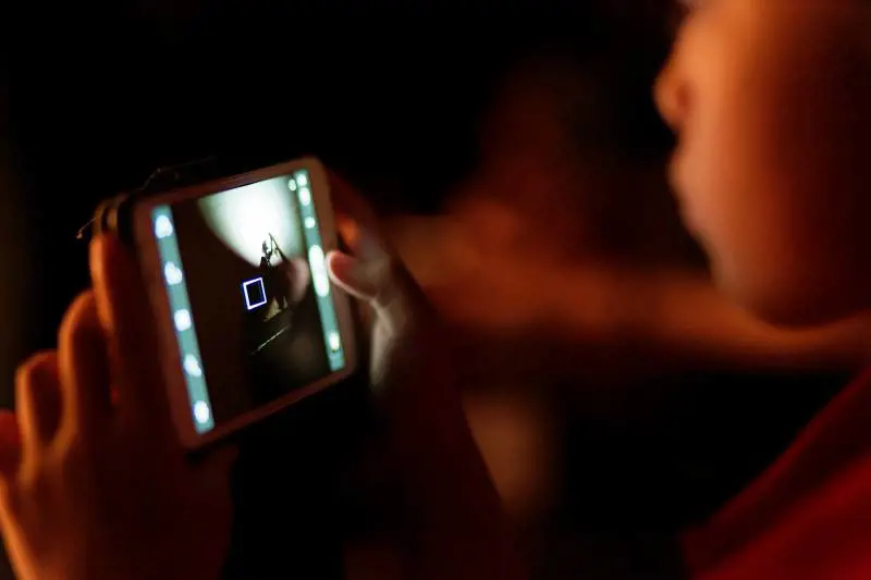 L'ultima battaglia degli ex 5S: vietare il cellulare ai ragazzini