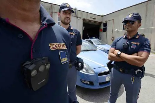Gli agenti chiedono bodycam, ma li incriminano per tortura