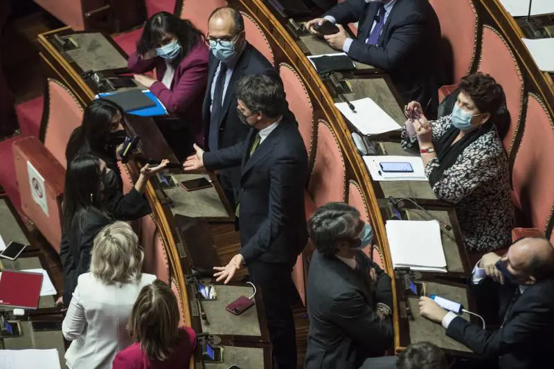 "Questo è pazzo, così sbattiamo". La mossa di Renzi spacca Italia Viva
