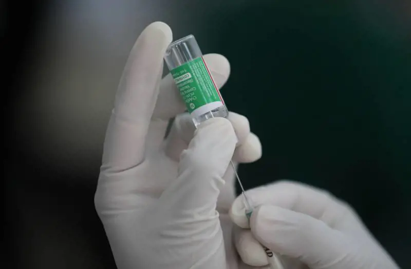 AstraZeneca, ecco a chi è sconsigliato questo vaccino