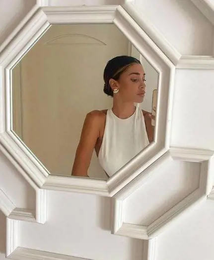 "Ma sei incinta e bevi alcolici?". Bufera social sulla foto di Belen