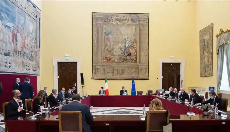 Tra i carneadi seduti con i big pure chi vendeva i cd taroccati
