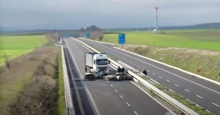 Un "commando armato" e il camion incendiato: assalto da film sulla statale