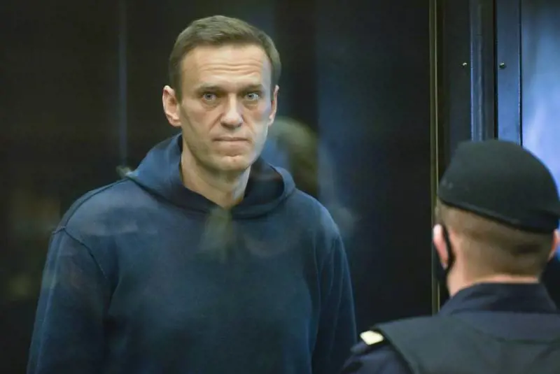 Navalny è allo stremo: "Do ascolto ai medici, interrompo lo sciopero"
