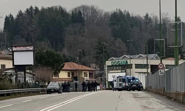 "Ho una bomba in auto". Scatta il panico alla frontiera per il suv a tutta velocità