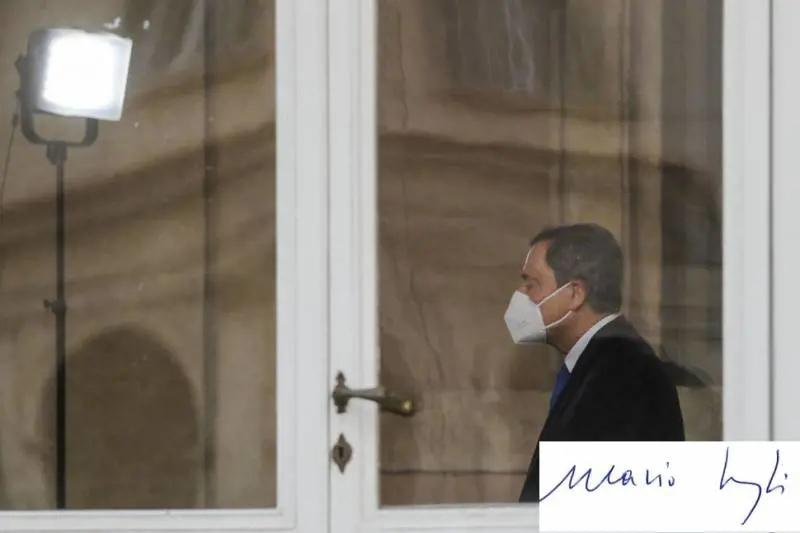 Avete notato la sua firma? Cosa rivela il "gesto" di Draghi