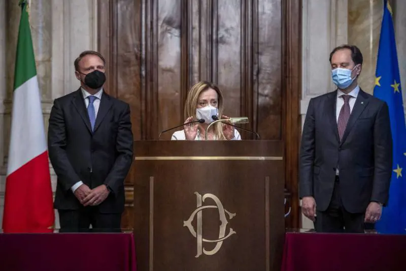 "Io sono della Lazio", "Io so' de la Roma": siparietto calcistico tra FdI e Mario Draghi