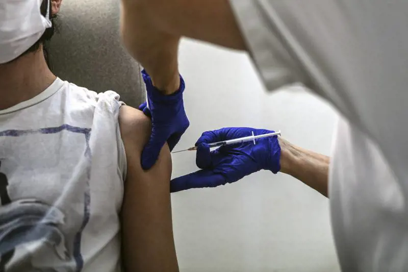 Vaccino, spunta la terza dose? ​Ecco perché serve un "rinforzo"