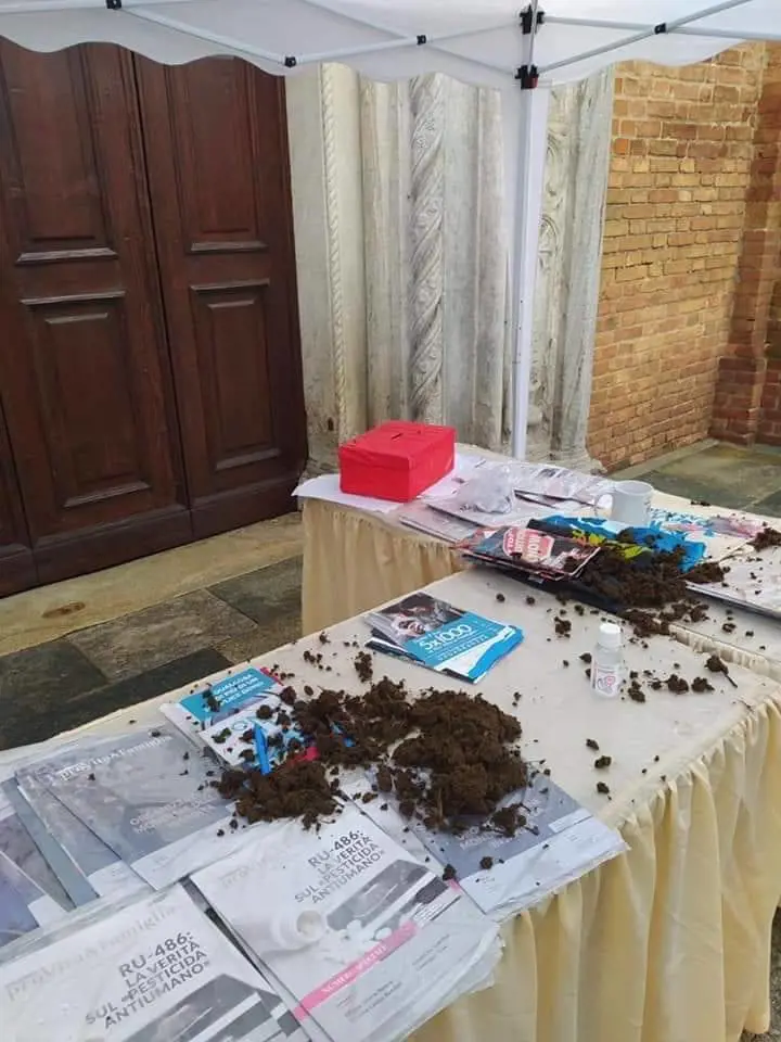 Sterco contro i ProVita, banchetto sotto attacco: "Avvertimento mafioso"