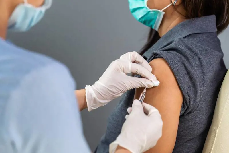 La corsa ai vaccini per i minorenni "Dosi a settembre contro le varianti"