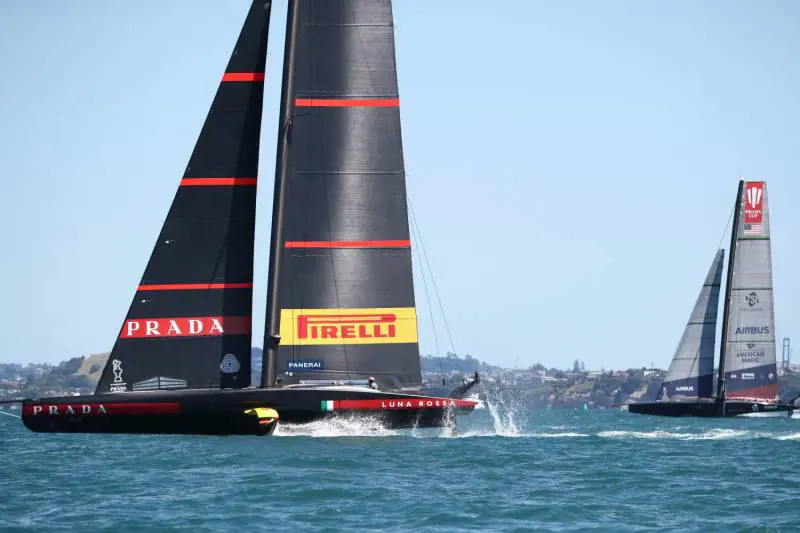 Luna Rossa sfida Ineos. La battaglia in mare che spacca l'Europa