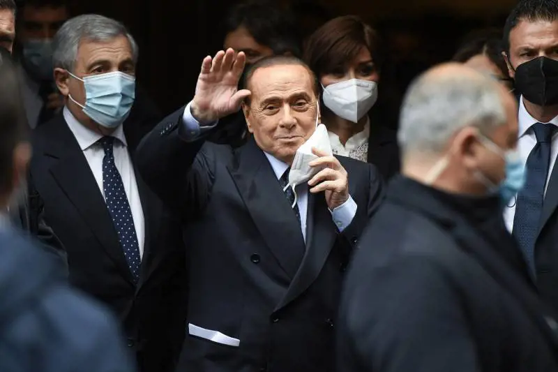 Mega ville e 48 milioni. Il Cav resta Paperone