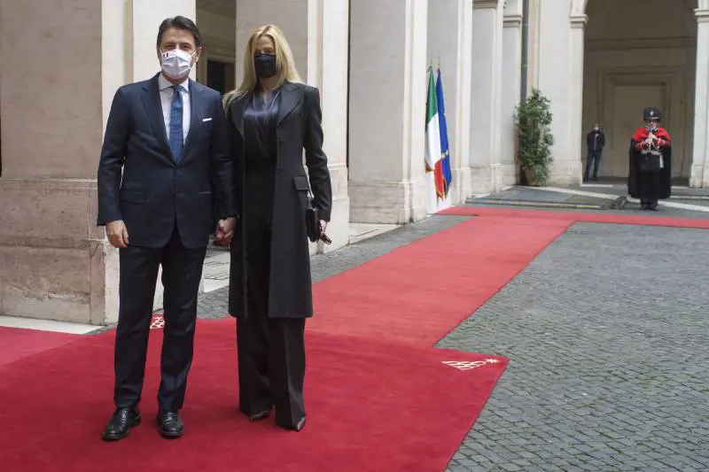 Lo show di Conte con Olivia. E pensa già a tornare in scena