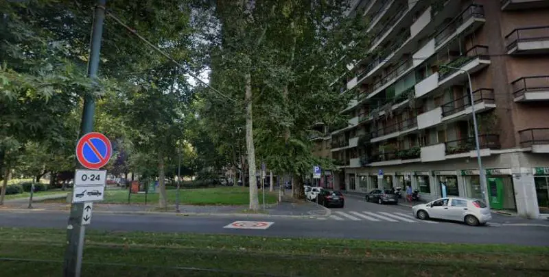 Massacrato dentro il bar da una gang di ragazzini