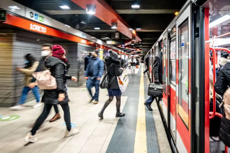 Immigrato salta il tornello e schiaffeggia l'operatrice Atm
