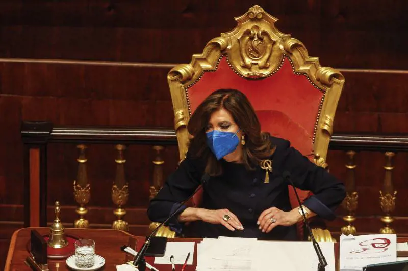 Il ritorno di Ciampolillo, chiede la parola ma la Casellati lo inchioda: "Sempre all'ultimo momento..."