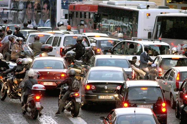 Divieto di slalom tra auto: la protesta dei motociclisti