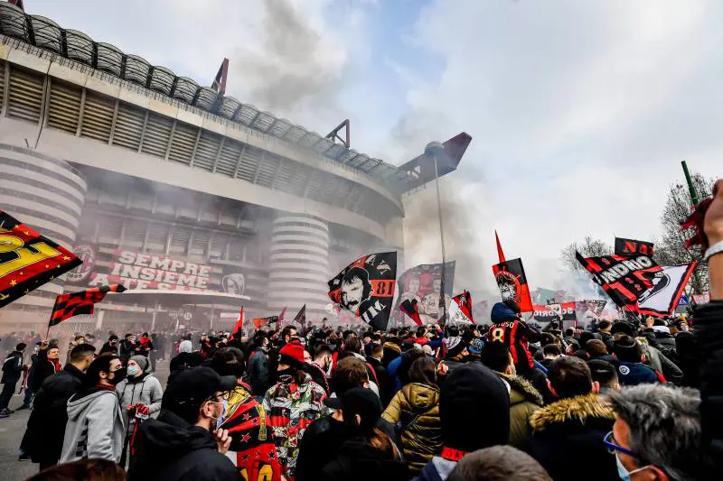 Milan-Inter, attimi di tensione all'esterno del Meazza: curve a contatto