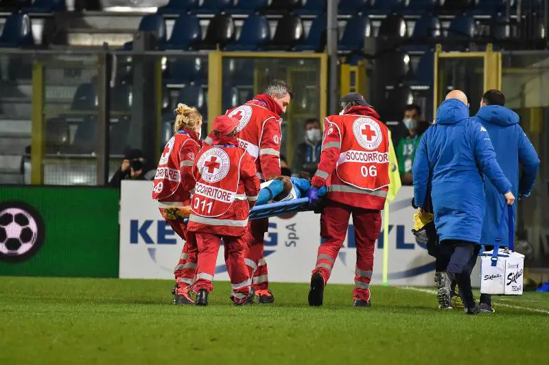 Grande paura per Osimhen: cade, batte la testa e perde i sensi