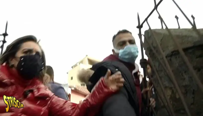 Inviata di Strscia contro gli abusivi: "Aggrediti con pugno in faccia..."