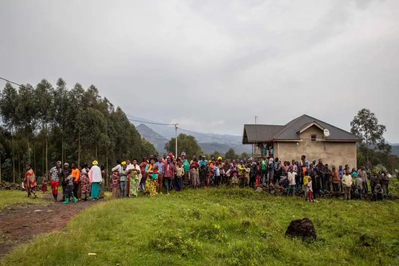 Negli uomini africani che abbracciano il corpo la vera "Pietà" cristiana