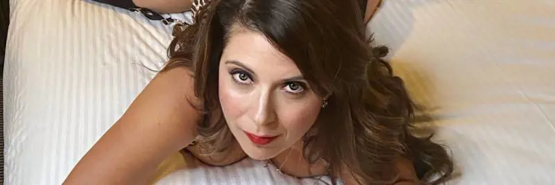 Vende foto sexy sul web. I figli cacciati dalla scuola