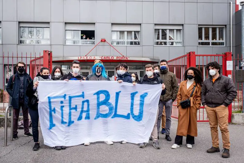Capelli blu, ora la preside vieta tutte le tinture